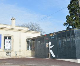 Un abri Véligo gare de Sèvres-Ville-d’Avray