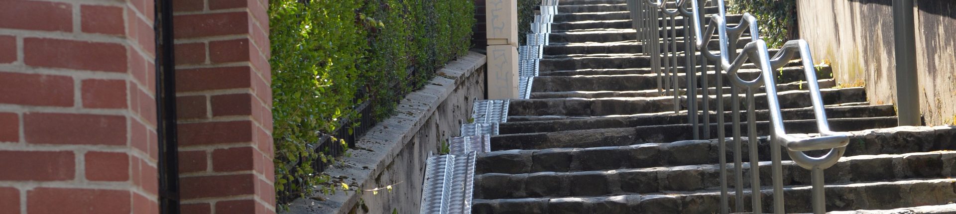 Escaliers équipés de goulottes