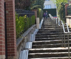 Escaliers équipés de goulottes