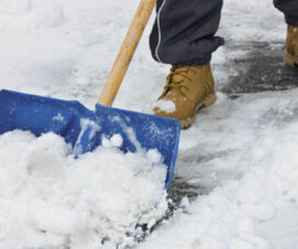 Distribution de sacs de sel de déneigement au Centre technique municipal