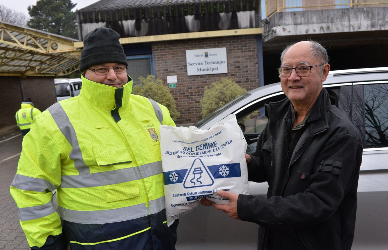 Distribution de sacs à sel de déneigement au CTM
