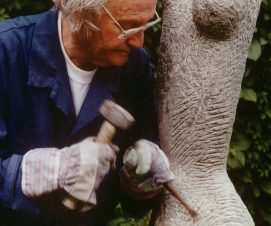 Une conférence sur la vie du sculpteur Achiam