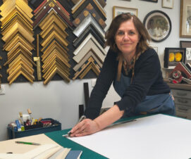 Godeleine Bensmaïl, encadreuse d’art : une passion aux frontières des œuvres